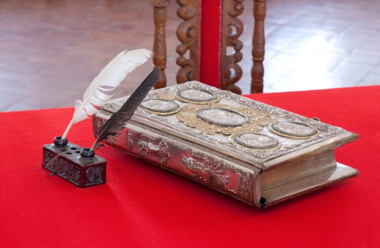 Media Exklusiv: Wie das Gutachten Buch den Weg vom Kloster ins Wohnzimmer begleitet