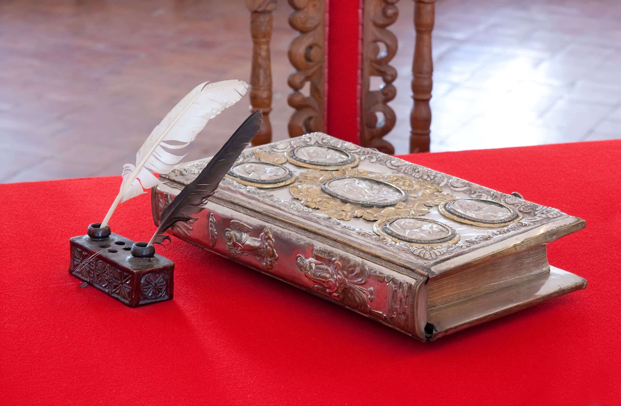 Media Exklusiv: Wie das Gutachten Buch den Weg vom Kloster ins Wohnzimmer begleitet